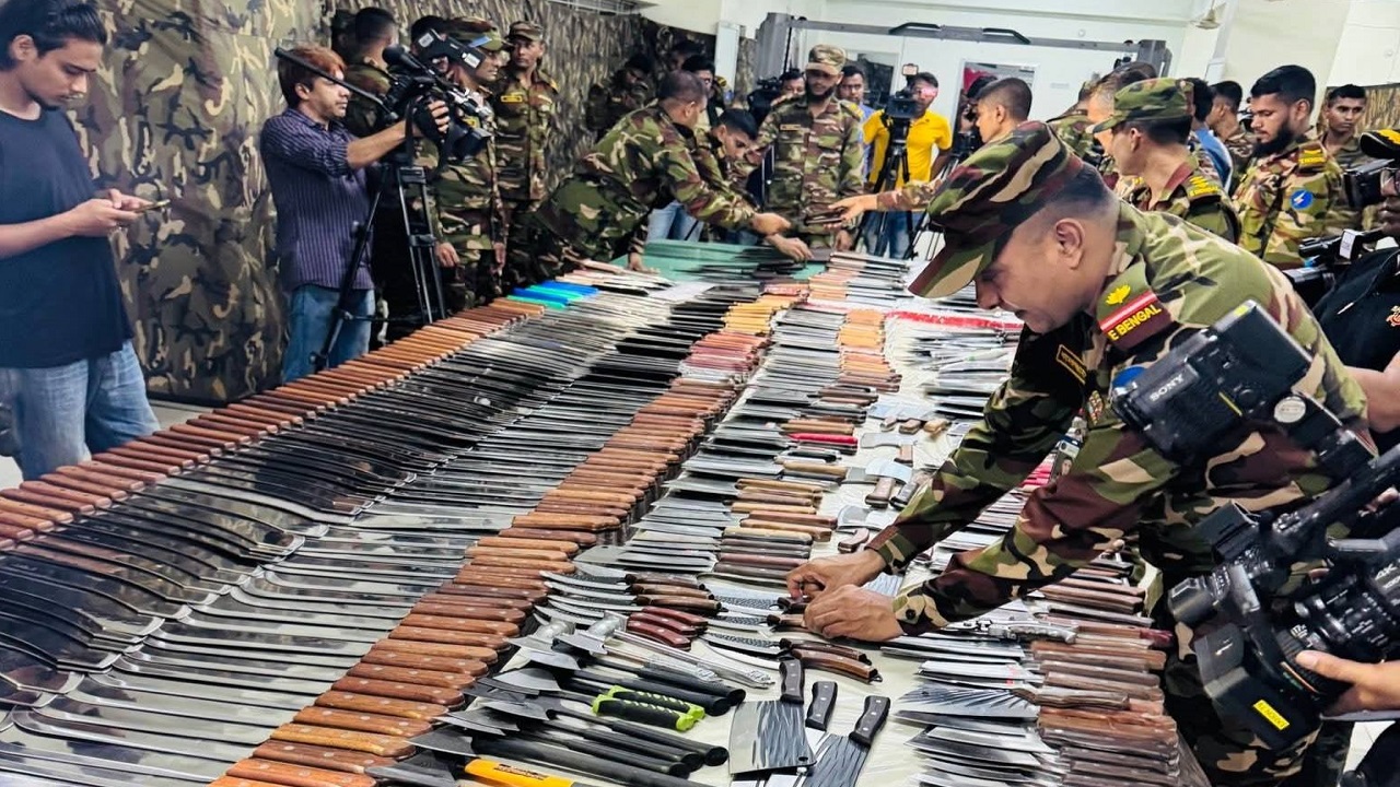 নিউমার্কেটে ১১০০ ধারালো অস্ত্র উদ্ধার, ৯ আসামি রিমান্ডে